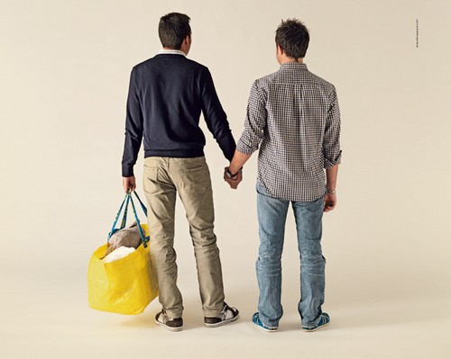 Flash mob con baci gay contro le idee omofobe di Giovanardi sulla pubblicità Ikea Cultura Gay 