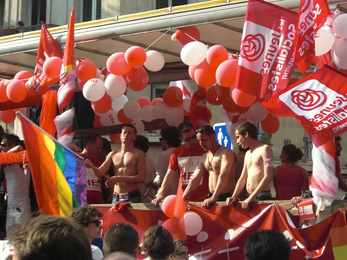 Francia: il partito socialista appoggerà matrimoni ed adozioni gay Cultura Gay GLBT News 