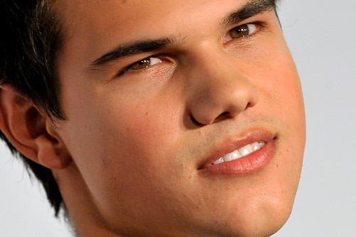 Taylor Lautner gay? La mano lo tradisce Primo Piano 