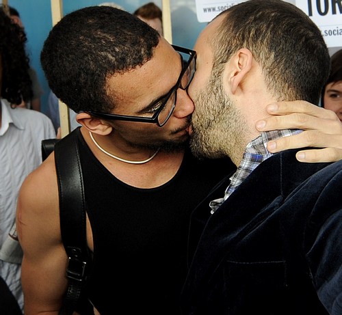 San Valentino: baci gay sotto Palazzo Chigi Cultura Gay 