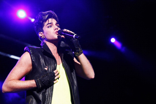 Adam Lambert è il primo cantante apertamente gay in testa alla classifica Billboard Icone Gay 