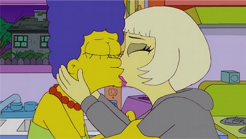 I Simpson: ecco il bacio tra Marge e Lady Gaga Televisione Gay 