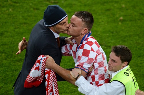 Euro 2012 gay: tifoso croato bacia l'allenatore Slaven Bilic Gallery Gossip Gay Primo Piano 