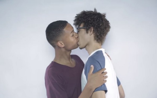Ragazzi etero e gay si baciano tra loro (VIDEO) Video 