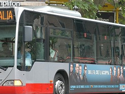 Roma: gay aggredito su un bus tra l'indifferenza dei passeggeri GLBT News 