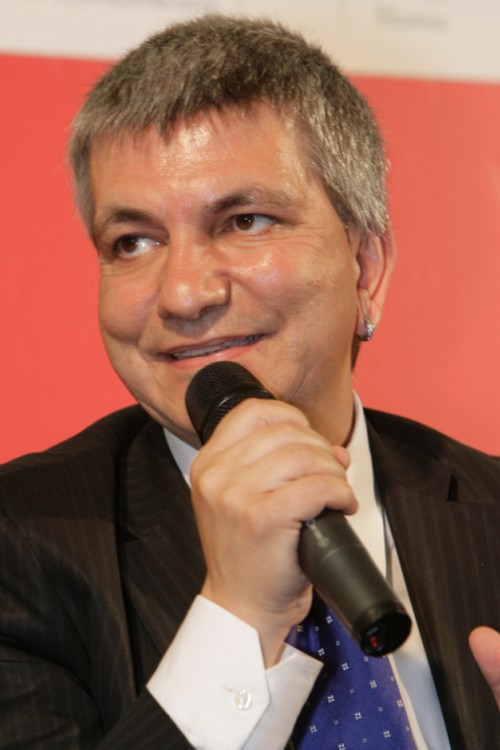 Nichi Vendola:"La mia omosessualità? Più facile dirlo ai preti che al partito" Cultura Gay GLBT News 