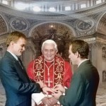 Papa Ratzinger celebra matrimonio gay in un quadro di Kevin Sharkey Cultura Gay 