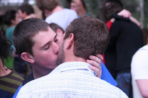 Spagna: il Papa verrà accolto con un bacio gay collettivo GLBT News 