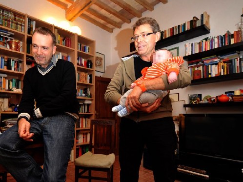 Livorno: coppia gay ha un figlio grazie ad utero in affitto Cultura Gay GLBT News 