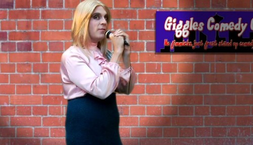 Drew Droege (gay dichiarato) imita l'attrice Chloe Sevigny Televisione Gay Video 