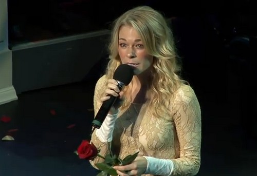 LeAnn Rimes canta nel coro gay di Los Angeles per combattere il bullismo omofobo Cultura Gay Video 