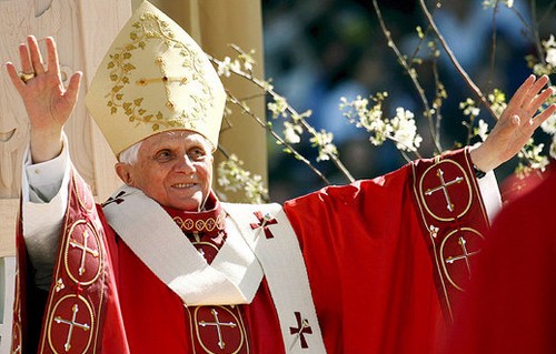 Papa Ratzinger: "Non ci sono gay nella Chiesa" Cultura Gay 