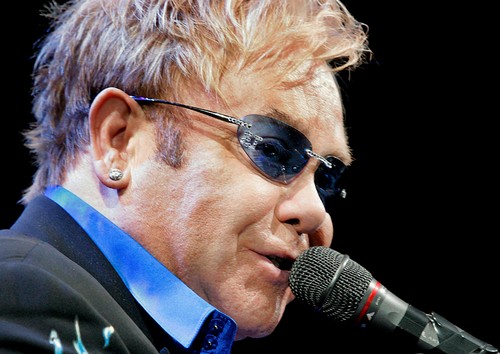 Elton John: "Non sono rispettato da Chiesa e politici perchè sono gay" Cultura Gay 