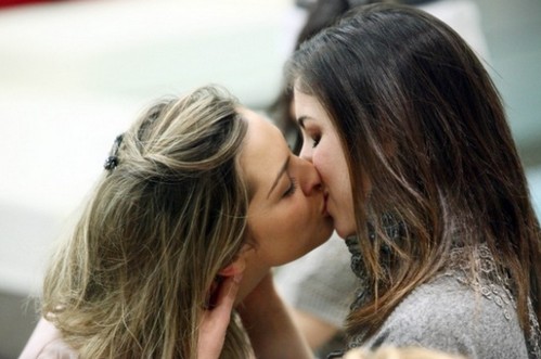Grande Fratello 11: bacio saffico tra Angelica e Margherita Gallery Televisione Gay 