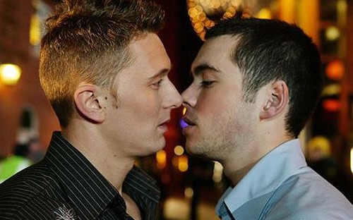 Coronation Street: Todd Grimshaw, primo personaggio gay della soap, ritorna Televisione Gay 