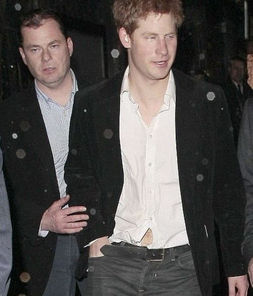 Il principe Harry ubriaco fuori da un locale gay Gossip Gay 