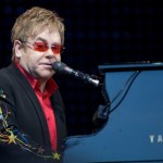 Elton John che allatta al seno il piccolo Zachary in un quadro di Kevin Sharkey Icone Gay 