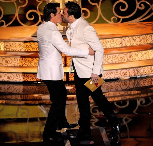 Oscar 2011: il bacio tra Javier Bardem e Josh Brolin censurato da Abc Cultura Gay 