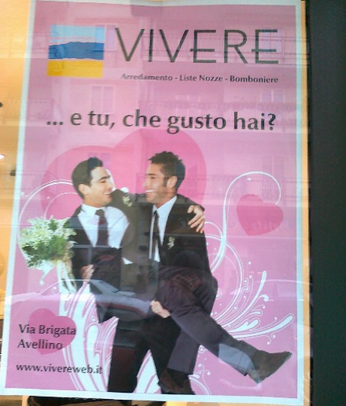 Avellino: manifesto con sposi gay per promuovere liste di nozze Cultura Gay 