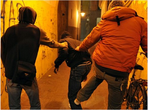 Bari: ragazzo picchia compagno perchè gli ha dato del gay su Facebook GLBT News 