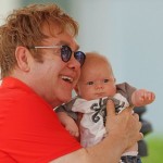 Elton John vuole scoprire l'identità del vero padre di Zachary Gossip Gay 