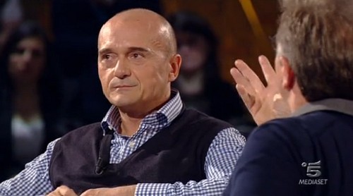 Alfonso Signorini a Il Senso della vita: "La Chiesa non condanna l'omosessualità. E' solo un luogo comune che va sfatato" Cultura Gay Televisione Gay Video 