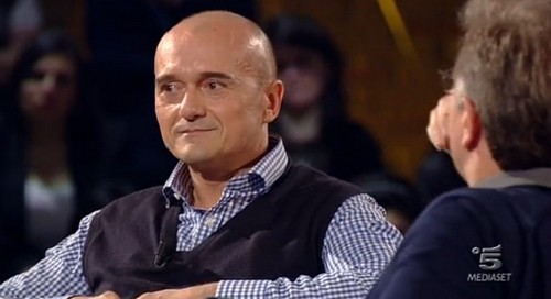 Alfonso Signorini a Il Senso della vita: "La Chiesa non condanna l'omosessualità. E' solo un luogo comune che va sfatato" Cultura Gay Televisione Gay Video 