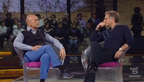 Alfonso Signorini a Il Senso della vita: "La Chiesa non condanna l'omosessualità. E' solo un luogo comune che va sfatato" Cultura Gay Televisione Gay Video 