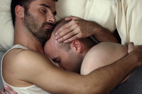 Carlo Giovanardi infastidito da un bacio pubblico tra due uomini Cultura Gay 