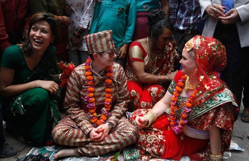 Nepal: celebrato il primo matrimonio tra lesbiche Cultura Gay GLBT News 