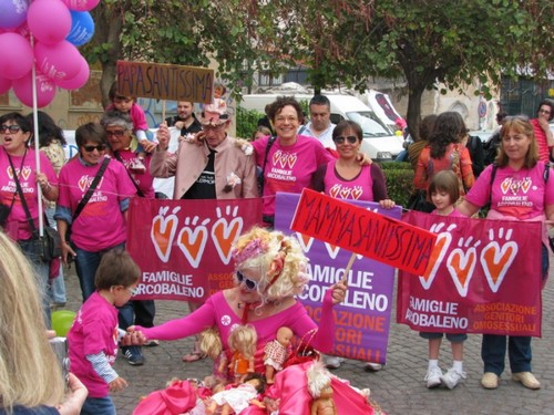 Europride 2011, Savino Pezzotta contro le Famiglie arcobaleno: "Credo che i gay abbiano il diritto di manifestare ma lascino i bambini a casa" Cultura Gay Manifestazioni Gay 