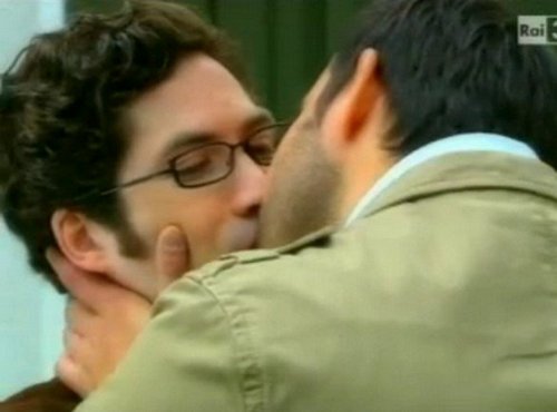 Rai Tre non censura bacio gay in Julia - La strada per la felicità Televisione Gay 