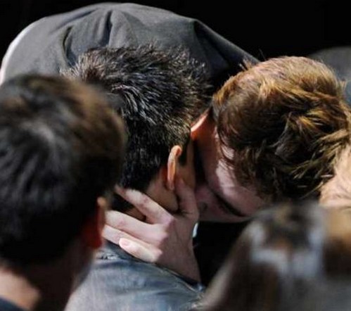 Robert Pattinson: bacio gay con Taylor Lautner (video) Gossip Gay 