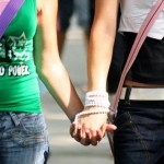 Coppia lesbica mano nella mano: "Fuori dal museo" Cultura Gay 