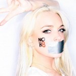 Lindsay Lohan posa per la campagna NOH8 Cultura Gay 