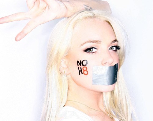 Lindsay Lohan posa per la campagna NOH8 Cultura Gay 