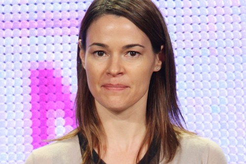 Bacio lesbo in aereo, Leisha Hailey cacciata per bestemmia Gossip Gay 