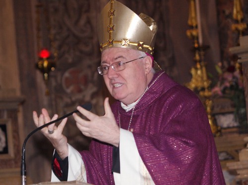 Arcivescovo Torino: "Non si può finanziare chi sostiene che l'omosessualità sia curabile" Cultura Gay 