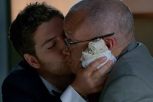 Happy Endings 2, Adam Pally e Larry Wilmore si scambiano un tenero bacio  Televisione Gay 