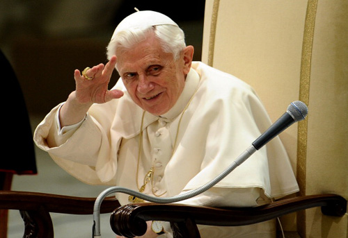 Benedetto XVI sarebbe gay secondo una teologa tedesca: "Basta guardarlo in foto" Cultura Gay GLBT News Interviste Primo Piano 