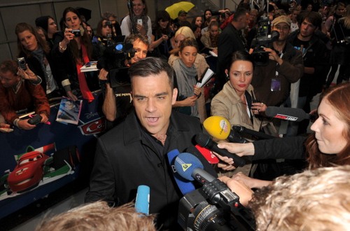 Robbie Williams: "Sesso gay con Brad Pitt" Gossip Gay Primo Piano 