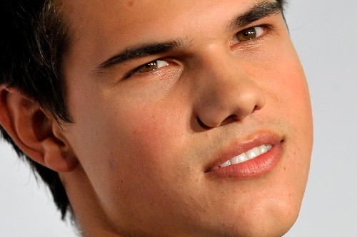 Taylor Lautner gay? La rivista People conferma: "La copertina è un falso" Cinema Gay 