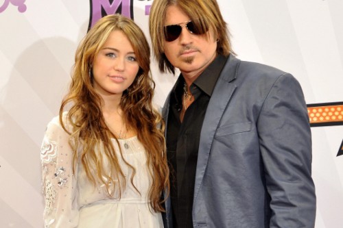 Miley Cyrus: "Se mio padre Billy Ray Cyrus sostiene i matrimoni gay, possono farlo tutti gli uomini" Cultura Gay Primo Piano 