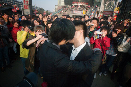 Cina, 16 milioni di donne sarebbero sposate con uomini gay Omofobia Sondaggi Lgbt 