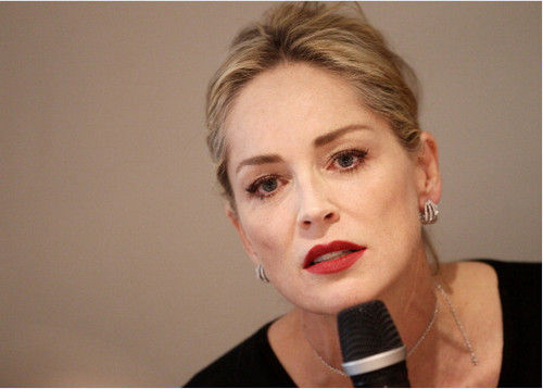 Sharon Stone : "Basta dare un bacio a un'amica perchè dicano che sei lesbica" Primo Piano 