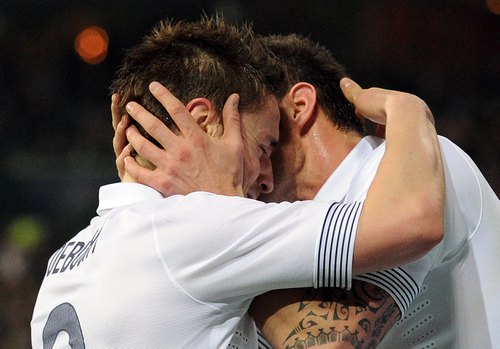 Olivier Giroud e Mathieu Debuchy: il bacio gay non c'è stato Gossip Gay Video 