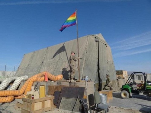 Bandiera GLBT nel campo militare in Afghanistan GLBT News 