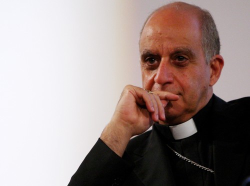 Monsignor Fisichella: "Bisogna trovare altre forme di riconoscimento per i gay" Cultura Gay GLBT News Primo Piano 