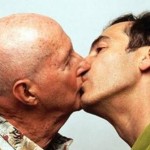 Facebook censura il bacio gay di Juan Hidalgo Omofobia Primo Piano 