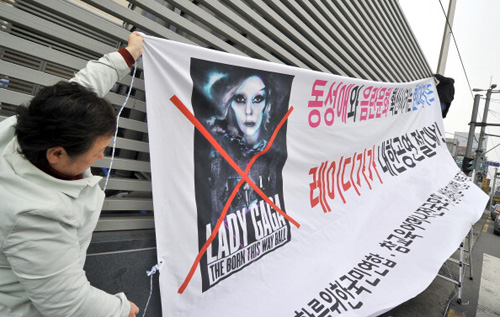 Lady Gaga non è benvenuta in Corea del Sud GLBT News Icone Gay Manifestazioni Gay 